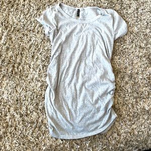 Basic grey maternity tee! 🤰
